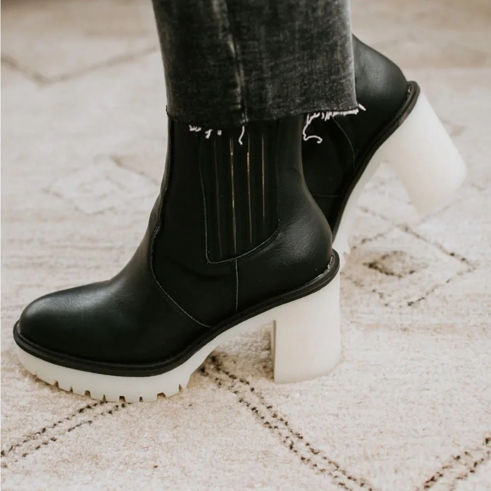 Chelsea Lug Sole Heeled boot - Picture 1 of 5